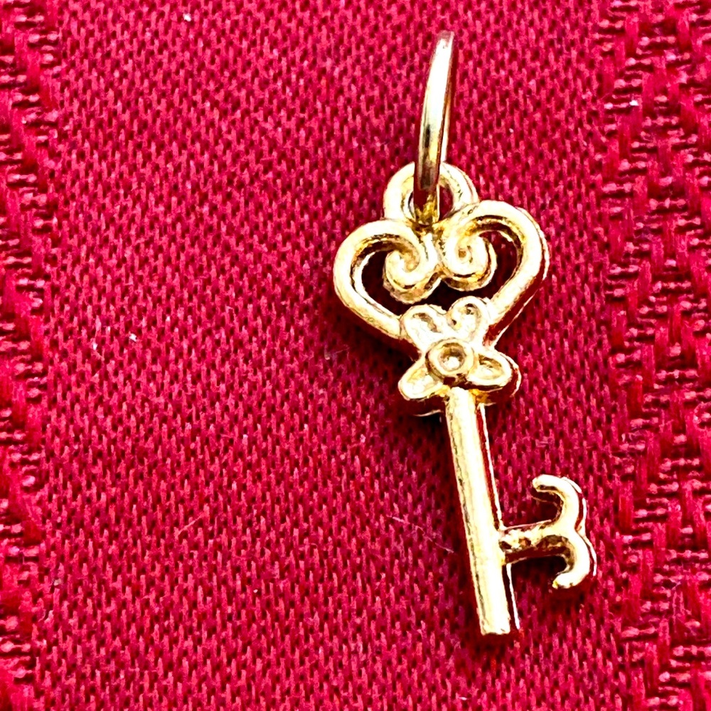 5/$10❤️❤️❤️NEW ROSE GOLD TONE ALLOY KEY CHARM PENDANT